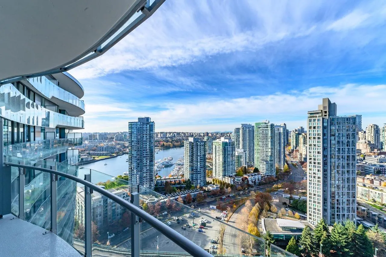 Capricorn Palace Luxury 1Bd 1Ba Apartment Plus Den In Downtown Vancouver 0*,