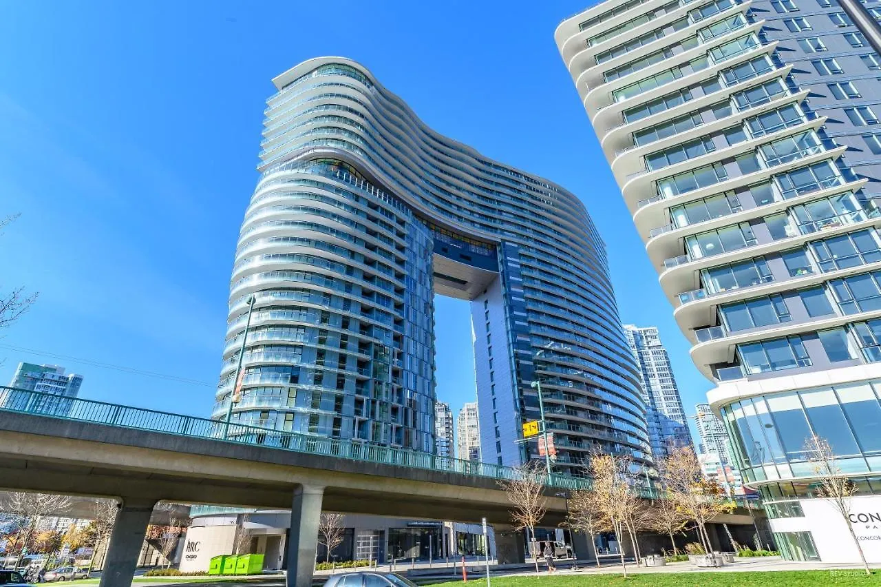 Capricorn Palace Luxury 1Bd 1Ba Apartment Plus Den In Downtown Vancouver