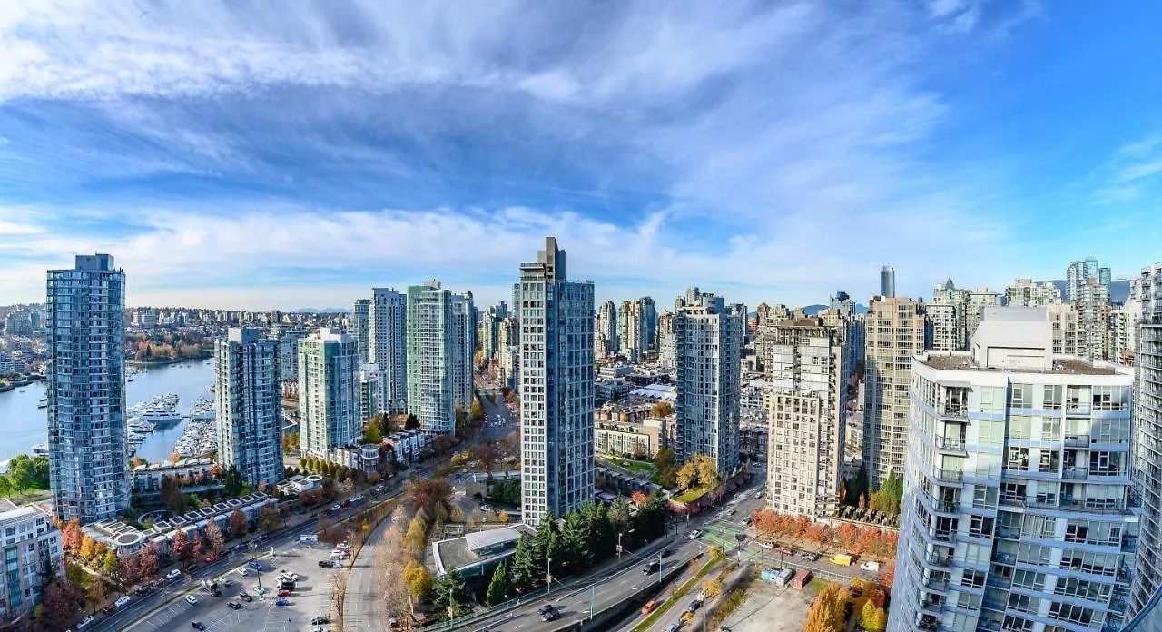 Capricorn Palace Luxury 1Bd 1Ba Apartment Plus Den In Downtown Vancouver