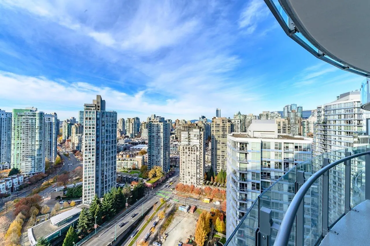 Capricorn Palace Luxury 1Bd 1Ba Apartment Plus Den In Downtown Vancouver