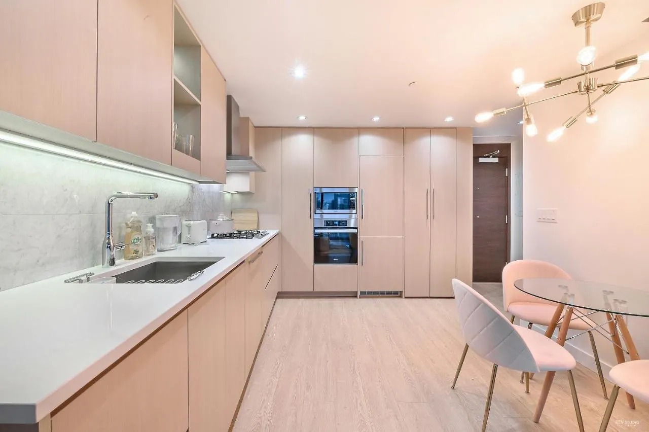 Capricorn Palace Luxury 1Bd 1Ba Apartment Plus Den In Downtown Vancouver