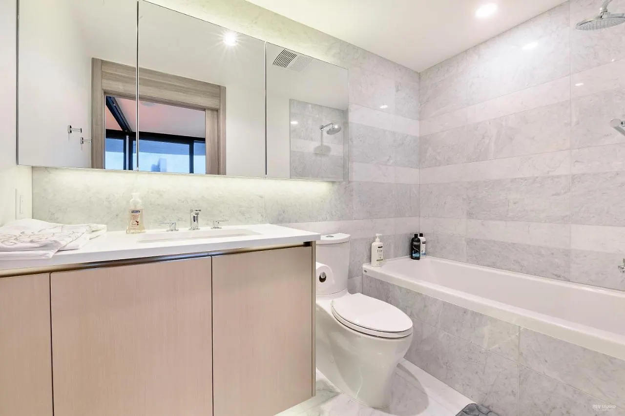 Capricorn Palace Luxury 1Bd 1Ba Apartment Plus Den In Downtown Vancouver