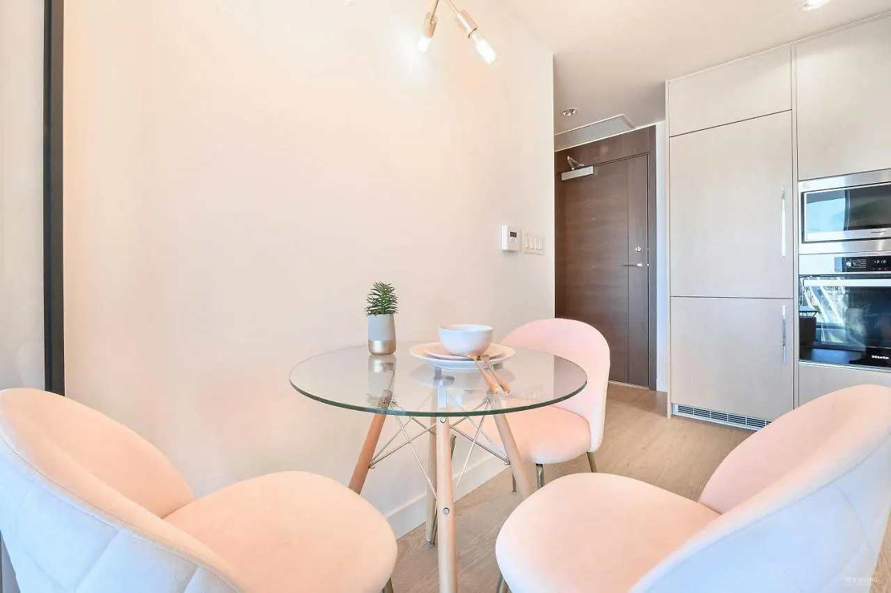 Capricorn Palace Luxury 1Bd 1Ba Apartment Plus Den In Downtown Vancouver