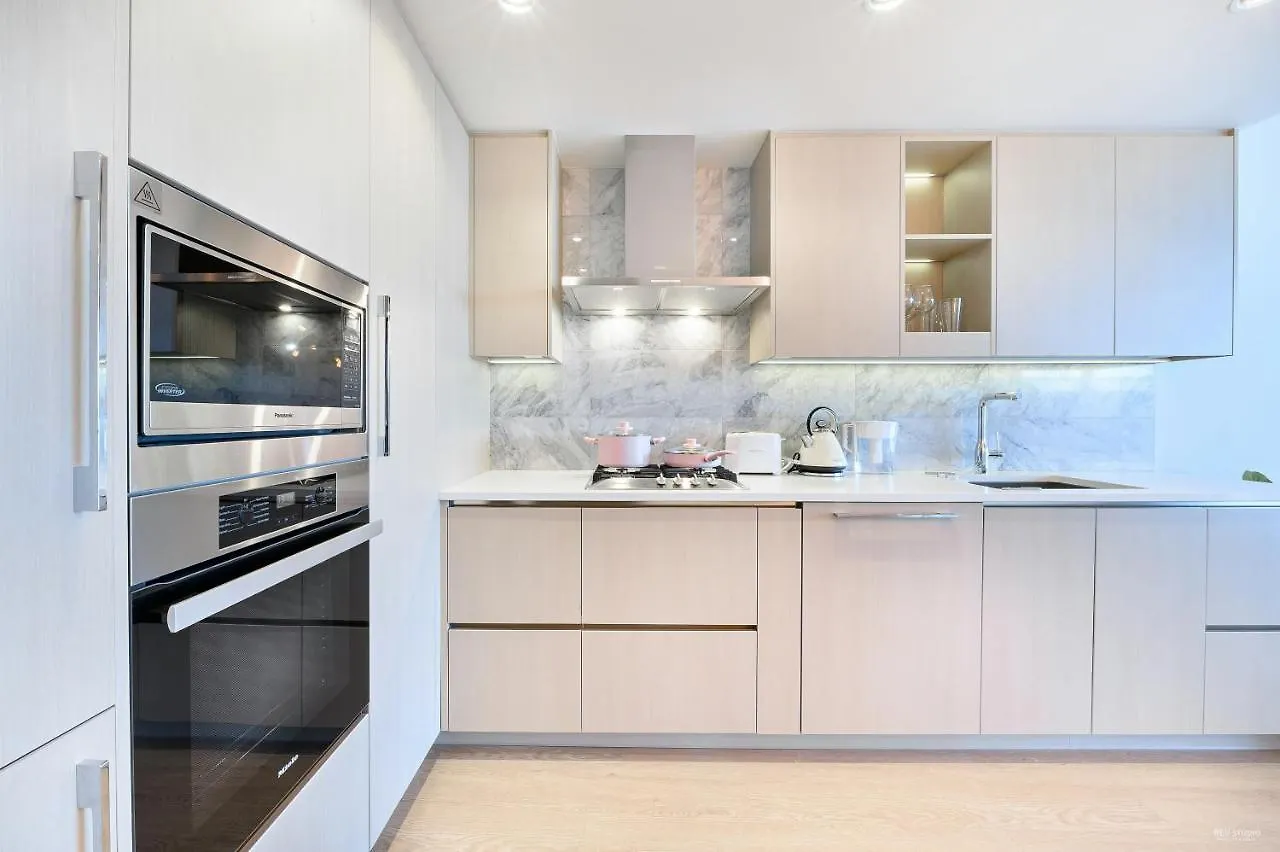 Capricorn Palace Luxury 1Bd 1Ba Apartment Plus Den In Downtown Vancouver Canada