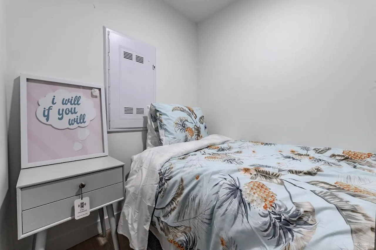 Capricorn Palace Luxury 1Bd 1Ba Apartment Plus Den In Downtown Vancouver