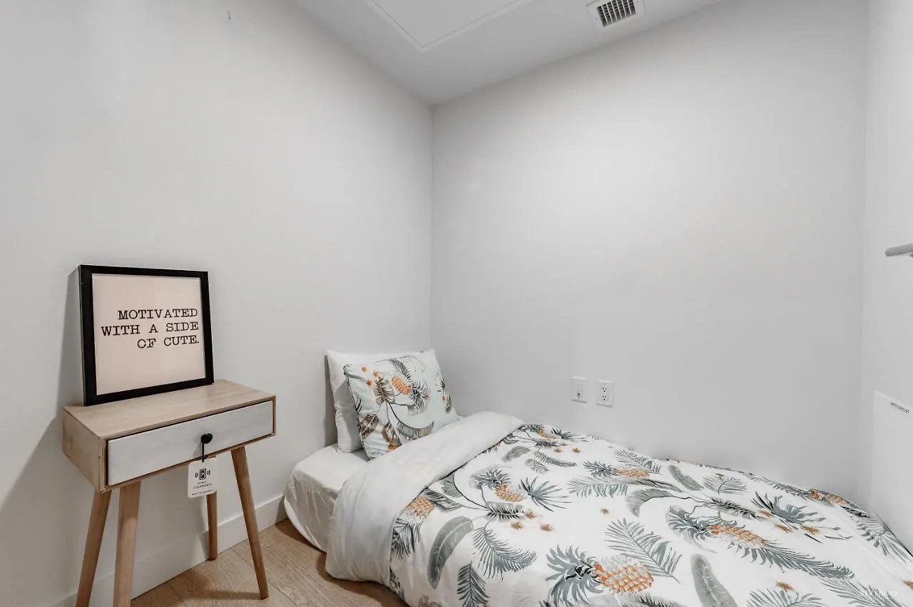 Capricorn Palace Luxury 1Bd 1Ba Apartment Plus Den In Downtown Vancouver Canada