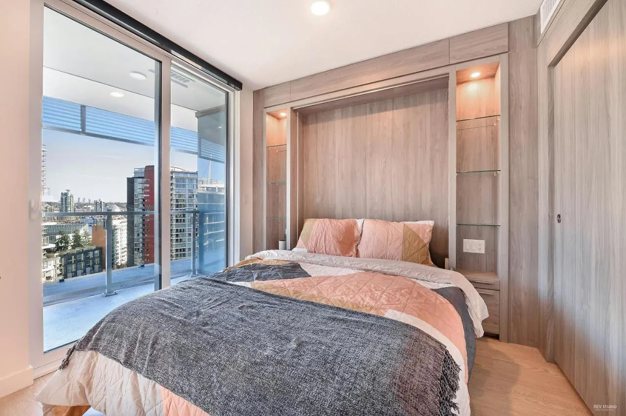 Capricorn Palace Luxury 1Bd 1Ba Apartment Plus Den In Downtown Vancouver Canada