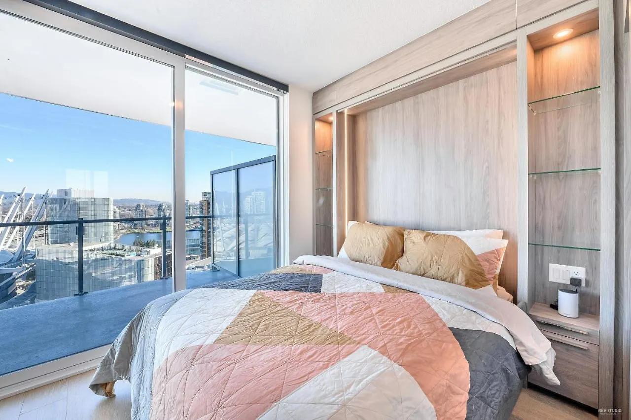 Capricorn Palace Luxury 1Bd 1Ba Apartment Plus Den In Downtown Vancouver