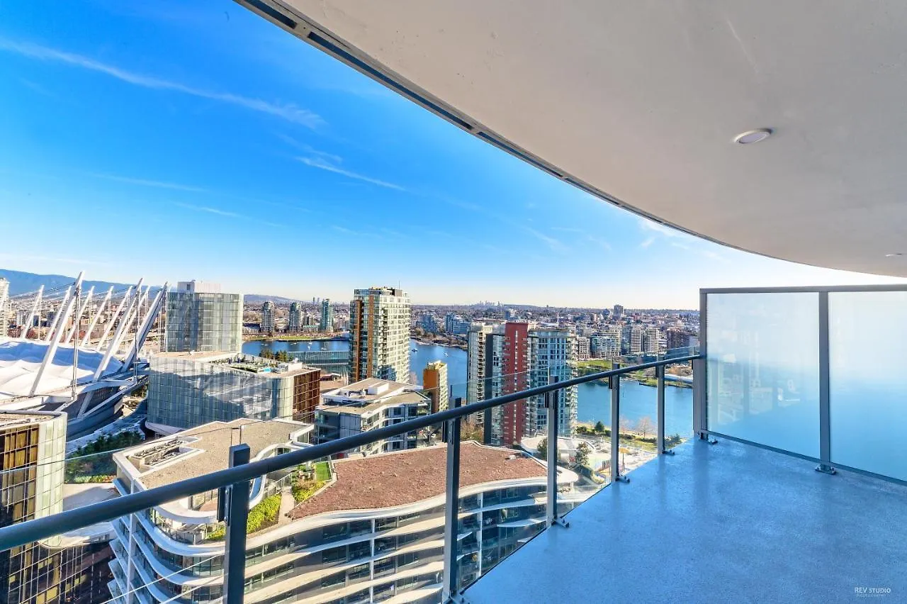 Capricorn Palace Luxury 1Bd 1Ba Apartment Plus Den In Downtown Vancouver