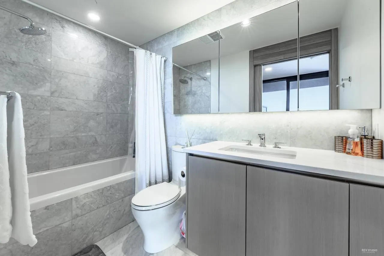 Capricorn Palace Luxury 1Bd 1Ba Apartment Plus Den In Downtown Vancouver